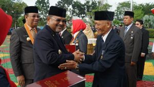 357 ASN Karimun Terima Satyalancana Karya Satya