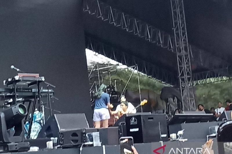 Konser Hindia Synchronize Fest