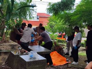 pria tewas tanpa busana