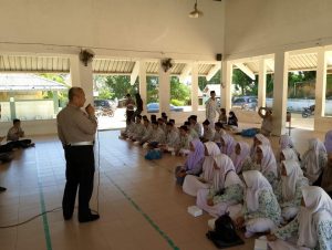 police goes to pesantren