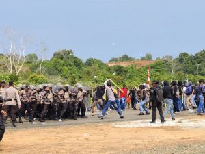 kpu tanjungpinang digeruduk massa