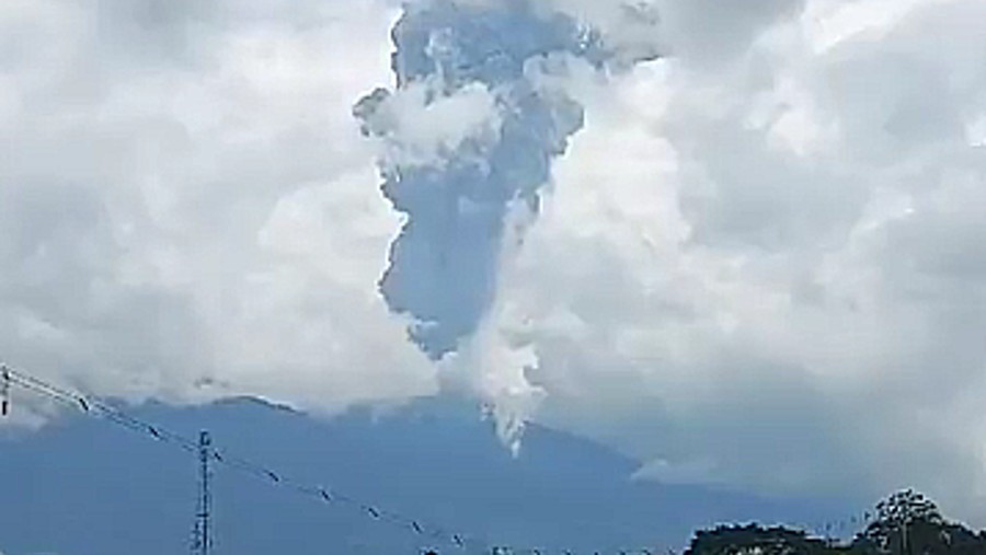 Gunung marapi meletus