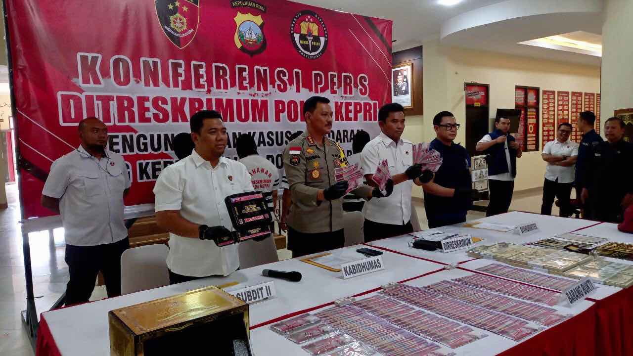 Uang palsu dolar singapura