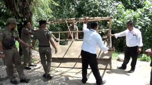 satpol pp tertibkan lapak