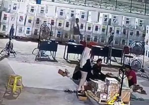 ketua kpu batam tendang meja