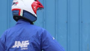 Kurir paket dapat THR