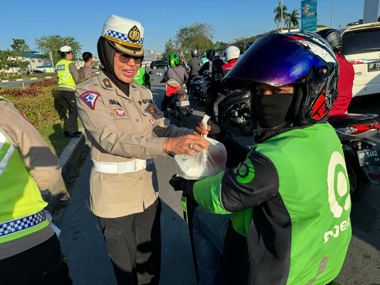 polda kepri berbagi takjil