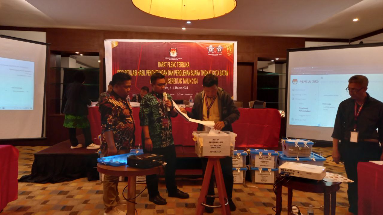 Caleg DPD RI Ria Saptarika