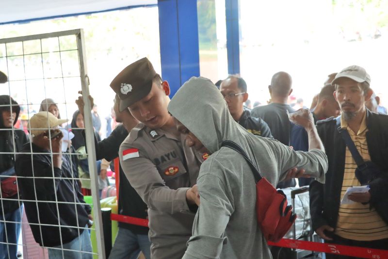 pemeriksaan penumpang kapal bintan