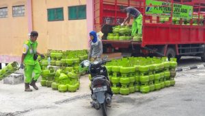 Gas elpiji 3 kg dibongkar dermaga BC