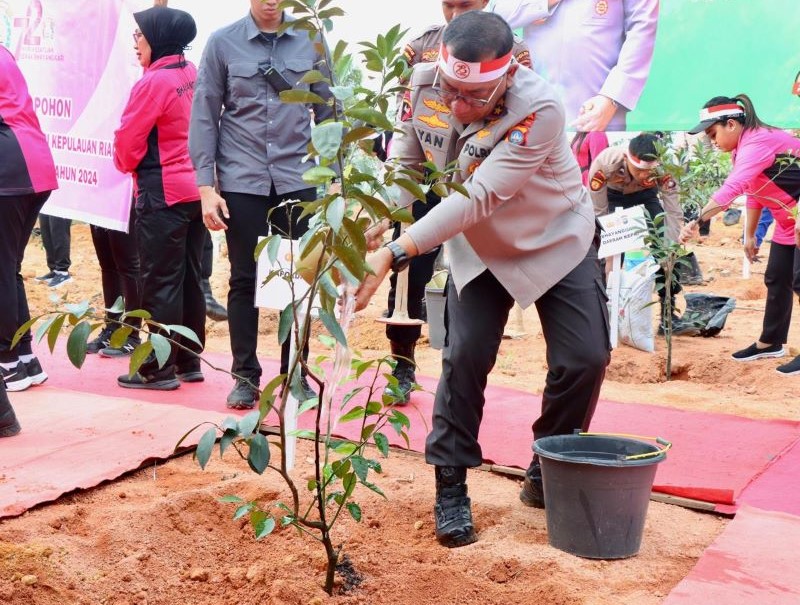 penanaman pohon hari bhayangkara