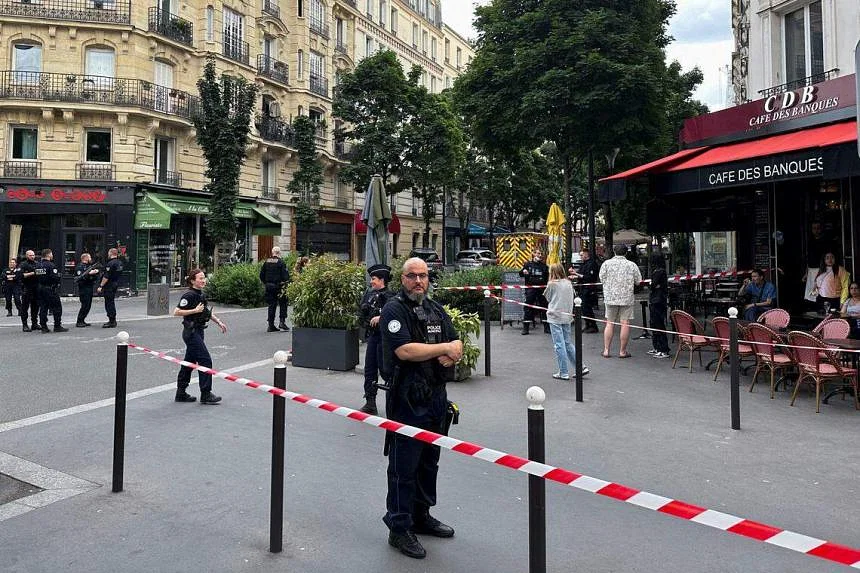 mobil tabrak kafe di paris