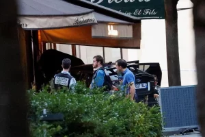 mobil tabrak kafe di paris