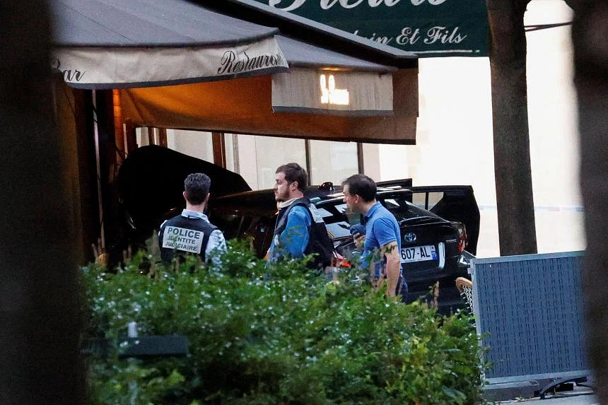 mobil tabrak kafe di paris