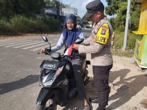 polres bintan bagikan bendera