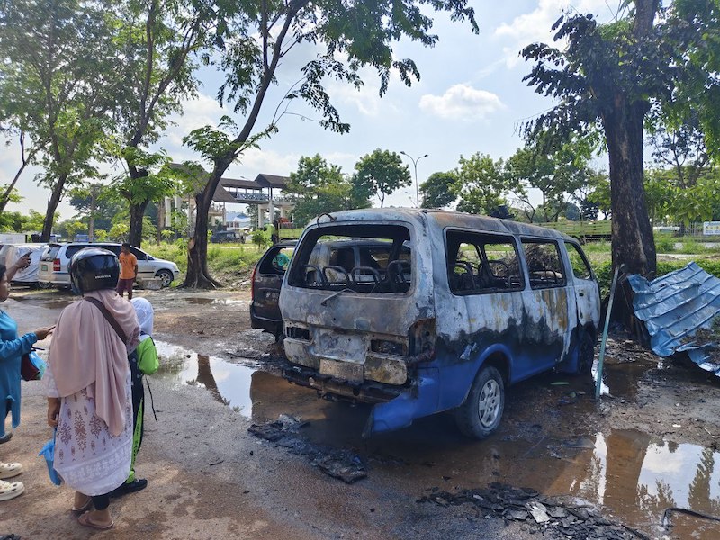 mobil terbakar di Fanindo