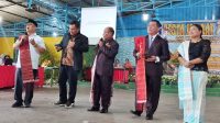 Nyanyang Haris Pratamura menyanyi lagu Batak