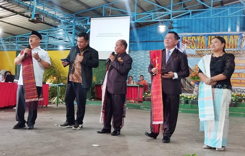 Nyanyang Haris Pratamura menyanyi lagu Batak