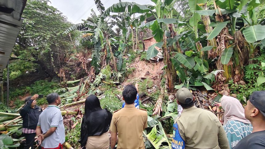 Hujan Deras Batam Longsor