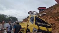 truk tertimpa longsor di seraya