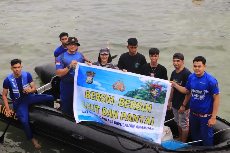 polres anambas bersihkan pantai