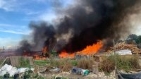 gudang barang bekas batuaji terbakar