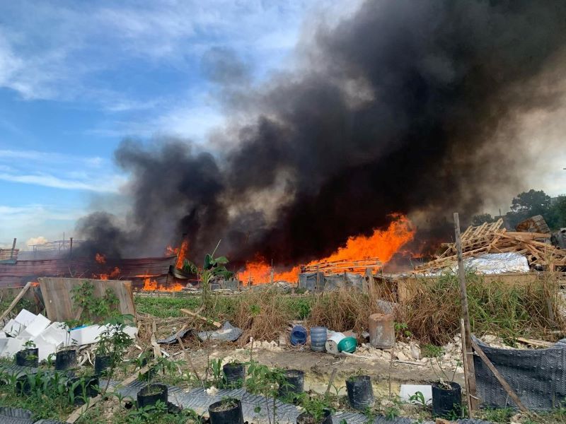 gudang barang bekas batuaji terbakar