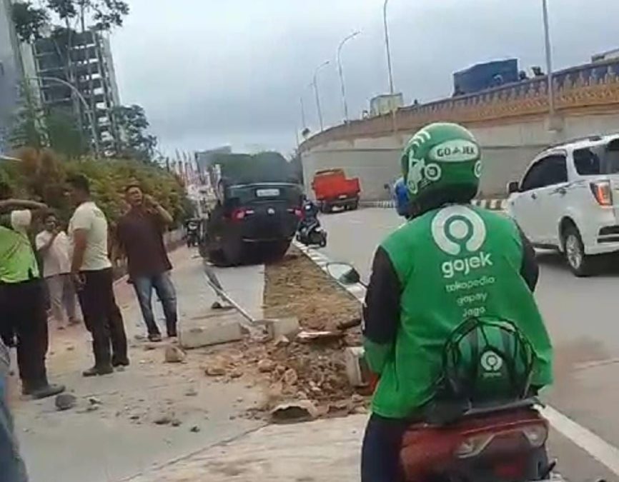 mobil terbalik di flyover sei ladi