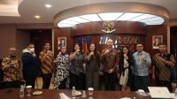 Plt. Kepala Biro Humas, Promosi dan Protokol BP Batam, Ariastuty Sirait, menerima kunjungan Niall Ahern, Country Director for Business, Trade and Investment Kedutaan Besar Inggris, di Batam, Selasa (20/5/2025). Kunjungan ini bertujuan menjajaki potensi investasi dan kerja sama bilateral di berbagai sektor. Plt. Kepala Biro Humas, Promosi dan Protokol BP Batam, Ariastuty Sirait, menerima kunjungan Niall Ahern, Country Director for Business, Trade and Investment Kedutaan Besar Inggris, di Batam, Selasa (20/5/2025). Kunjungan ini bertujuan menjajaki potensi investasi dan kerja sama bilateral di berbagai sektor.