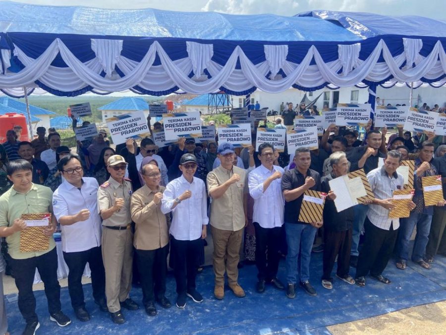 Penyerahan sertifikat warga rempang