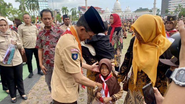 Seragam sekolah gratis