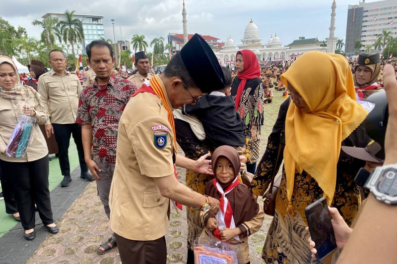 Seragam sekolah gratis