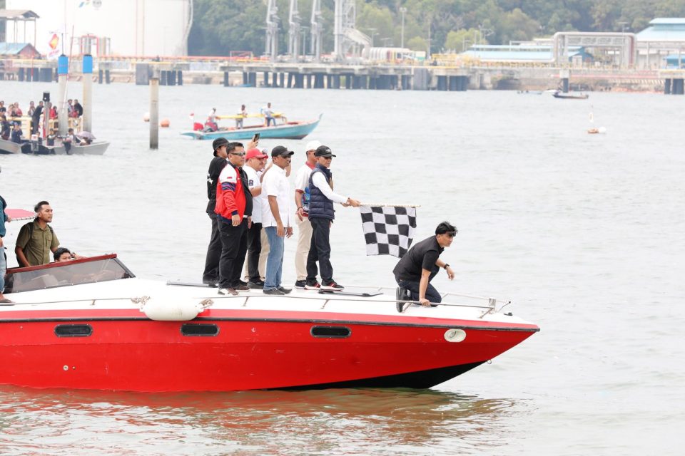 Lomba layar di belakangpadang