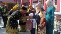 Bupati Iskandar menyerahkan bantuan seragam sekolah gratis di SDN 003 Meral