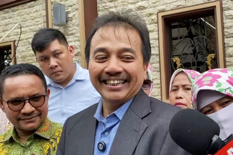 Roy suryo tersangka