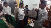 Iskandar menyerahkan televisi ke Dali pengurus masjid Al Falah