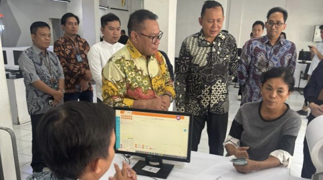 Petugas TASPEN melayani pensiunan ASN saat proses pembayaran gaji ke-13 tahun 2026.