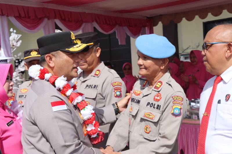 Kasipropam Polres Kepulauan Anambas menerima hadiah umrah dari Kapolda Kepri.