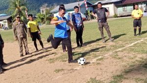 Bupati Kepulauan Anambas Aneng membuka turnamen sepak bola HUT Desa Mubur di lapangan Desa Mubur, Kecamatan Siantan Utara.