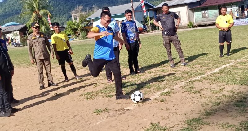 Bupati Kepulauan Anambas Aneng membuka turnamen sepak bola HUT Desa Mubur di lapangan Desa Mubur, Kecamatan Siantan Utara.