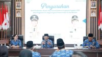 Amsakar Achmad dan Li Claudia Chandra memberikan pengarahan kepada ASN Pemerintah Kota Batam sebelum keberangkatan haji.