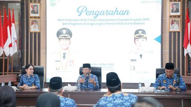 Amsakar Achmad dan Li Claudia Chandra memberikan pengarahan kepada ASN Pemerintah Kota Batam sebelum keberangkatan haji.
