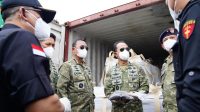 Pejabat TNI dan Kejagung meninjau kontainer mineral ilegal di Batam