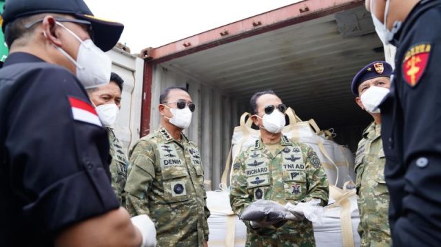 Pejabat TNI dan Kejagung meninjau kontainer mineral ilegal di Batam
