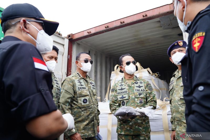 Pejabat TNI dan Kejagung meninjau kontainer mineral ilegal di Batam