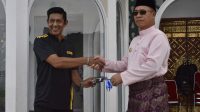 Bupati Kepulauan Anambas Aneng menyerahkan mobil bak sampah kepada Pemerintah Desa Tarempa Barat.