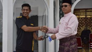 Bupati Kepulauan Anambas Aneng menyerahkan mobil bak sampah kepada Pemerintah Desa Tarempa Barat.