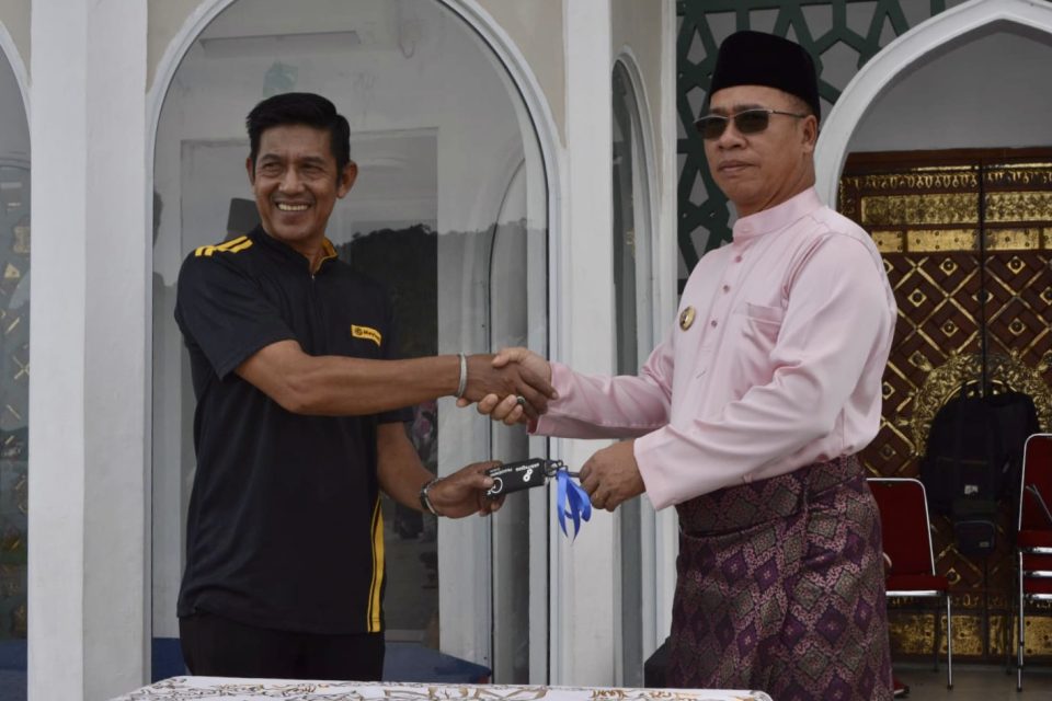 Bupati Kepulauan Anambas Aneng menyerahkan mobil bak sampah kepada Pemerintah Desa Tarempa Barat.