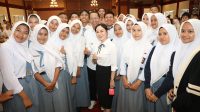 Wali Kota Batam menyampaikan sosialisasi program beasiswa bagi siswa dan masyarakat hinterland.