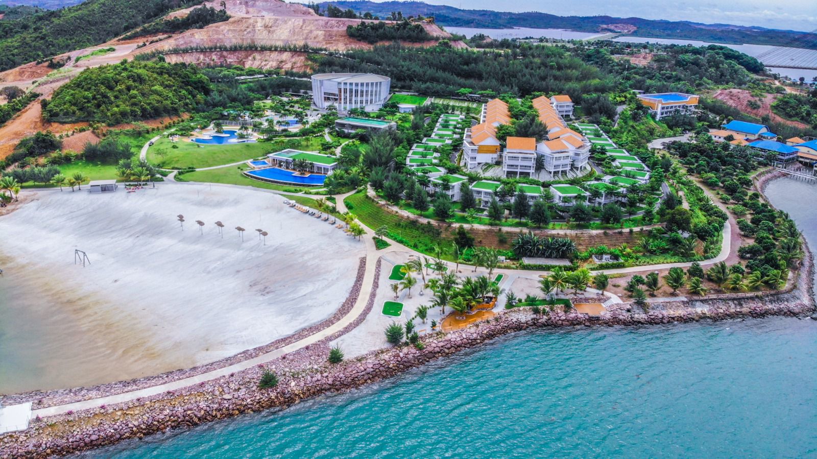 Pemandangan HARRIS Barelang Batam di tepi laut dengan latar Jembatan Barelang.